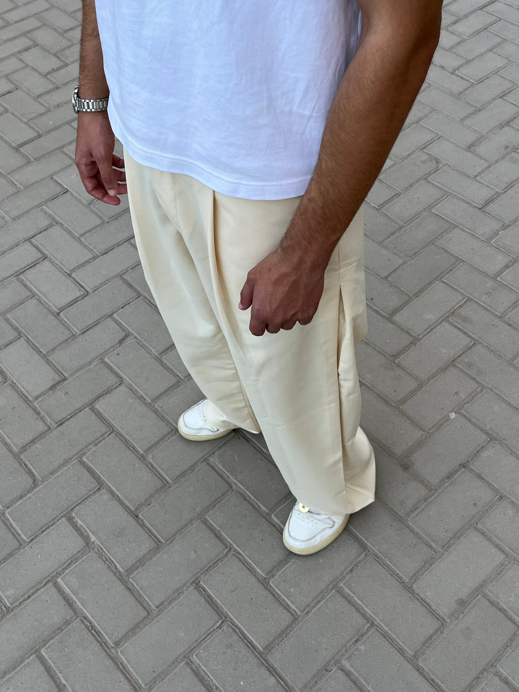 PLEATED WIDE-LEG TROUSERS