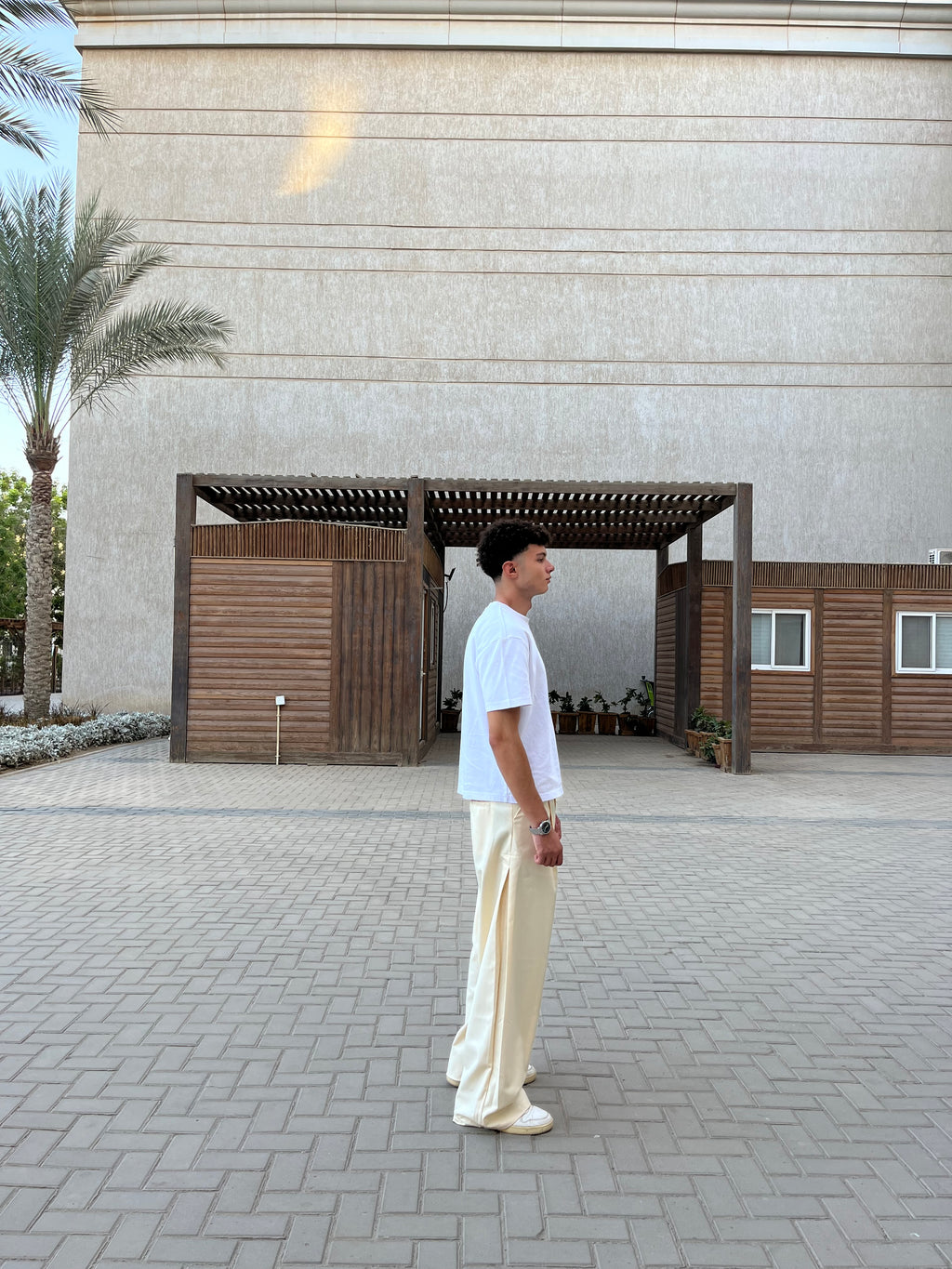 PLEATED WIDE-LEG TROUSERS